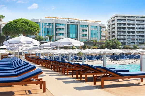 Photo of the pontoon of the private beach Palais Stéphanie Beach Cannes
